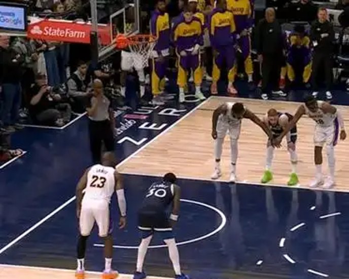 关于爆冷首场状态出色，湖人观众沸腾！，詹姆斯重返赛场赛场气氛高涨的信息-开云