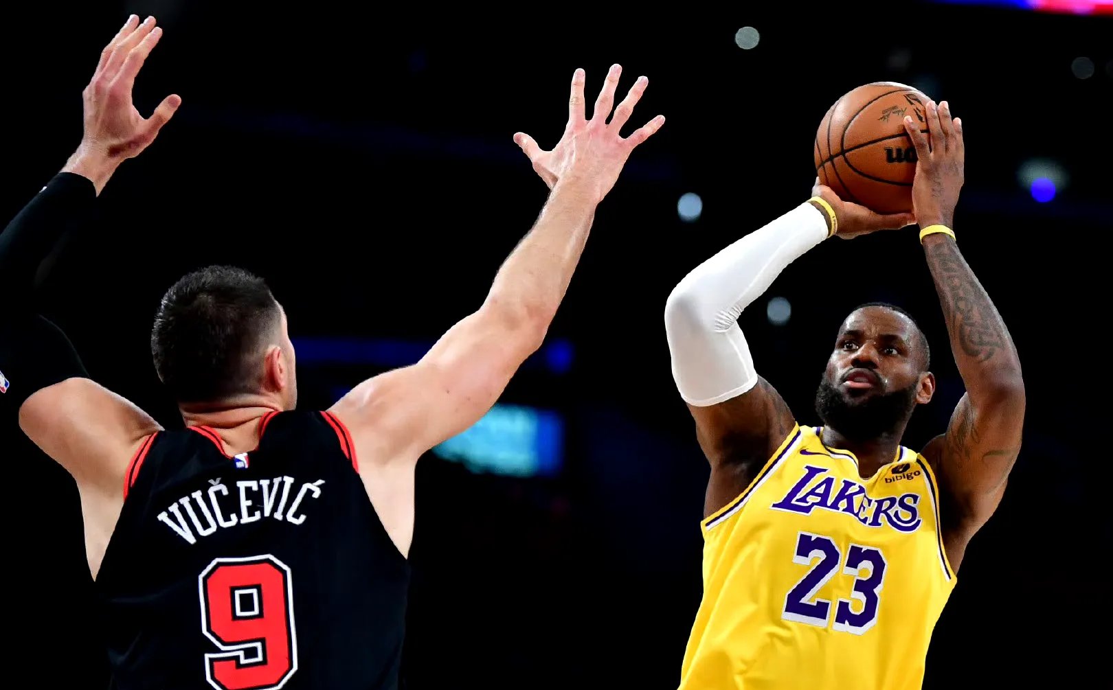 包含詹姆斯重返赛场，刷新纪录首场状态出色，西班牙队观众沸腾！赛场气氛高涨的词条-开云体育